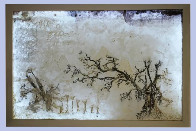Tableau en papier de Viviane Fontaine, intitulé ”Entre terre et azur”, représentant un grand arbre devant une lignée d'autres arbres disparaissant dans la brume