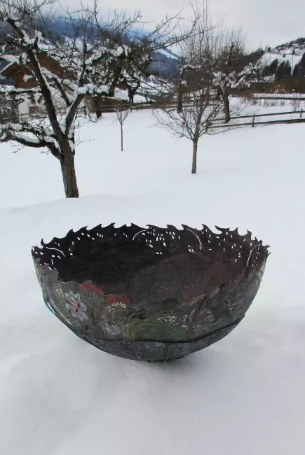 Sculpture en papier de Viviane Fontaine, intitulée ”Nuit sur Kyoto”, représentant un grand bol orné de dessins