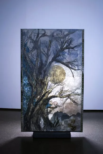 Tableau en papier de Viviane Fontaine, intitulé ”Mobil Âme 1” (Verso), représentant une rivière s'écoulant devant une forêt au loin, vue depuis le dessous d'un arbre