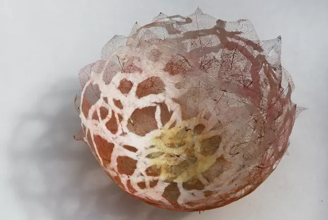 Sculpture en papier de Viviane Fontaine, intitulée ”Aurore”, représentant une sorte de bol