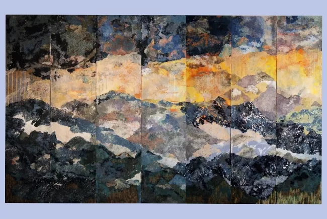 Tableau en papier (en 7 parties) de Viviane Fontaine, intitulé ”Mer et montagne ?”, représentant le tumulte des vagues avec au loin, une montagne