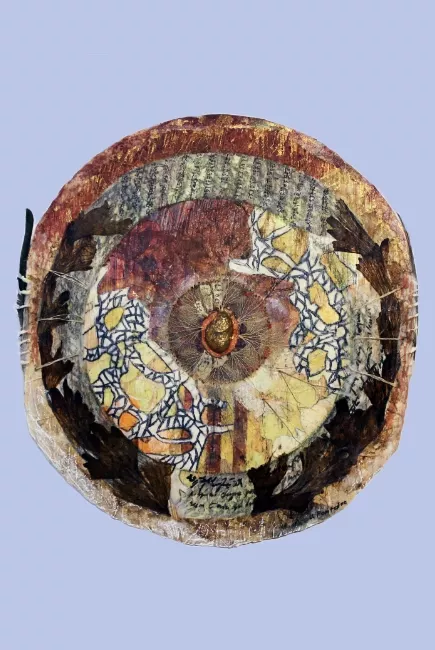 Tableau en papier de Viviane Fontaine, intitulé ”Microcosme”, représentant un cercle composé de diverses nuances de couleur, de motifs aléatoires et d'écritures de journaux collés